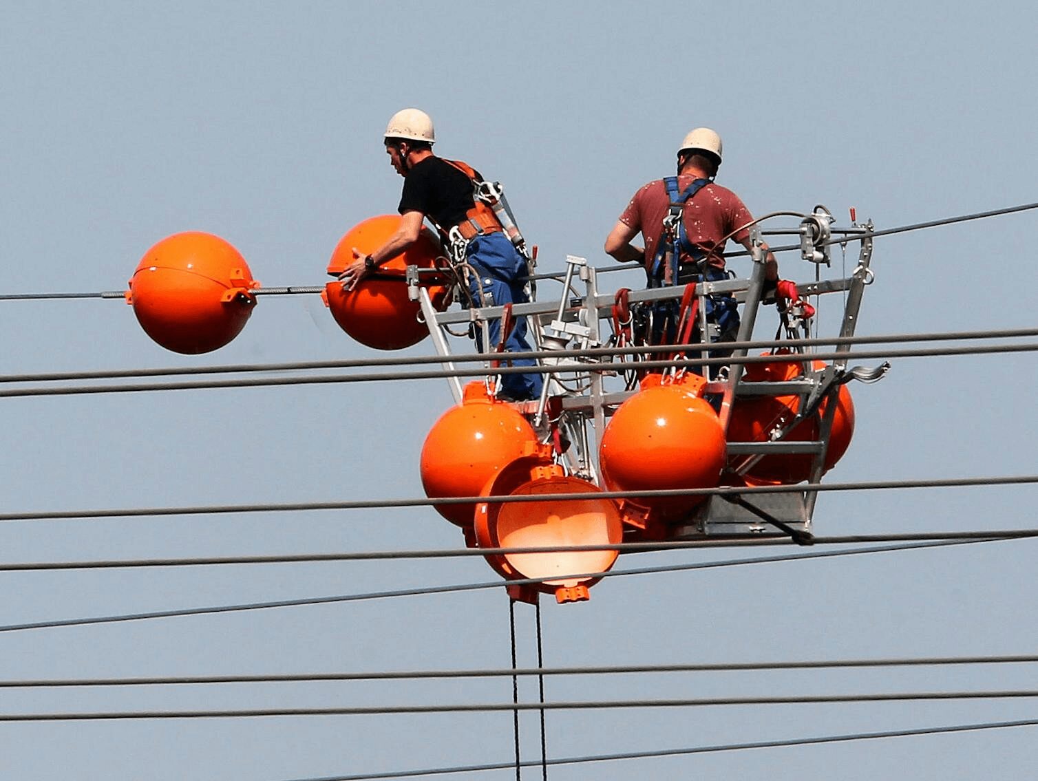 o-que-sao-as-bolas-alaranjadas-e-avermelhadas-em-fios-de-alta-tensao